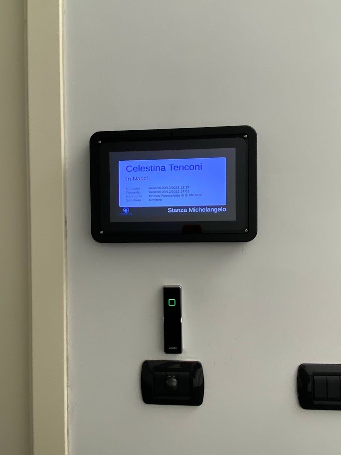 Monitor stanza con dati del servizio