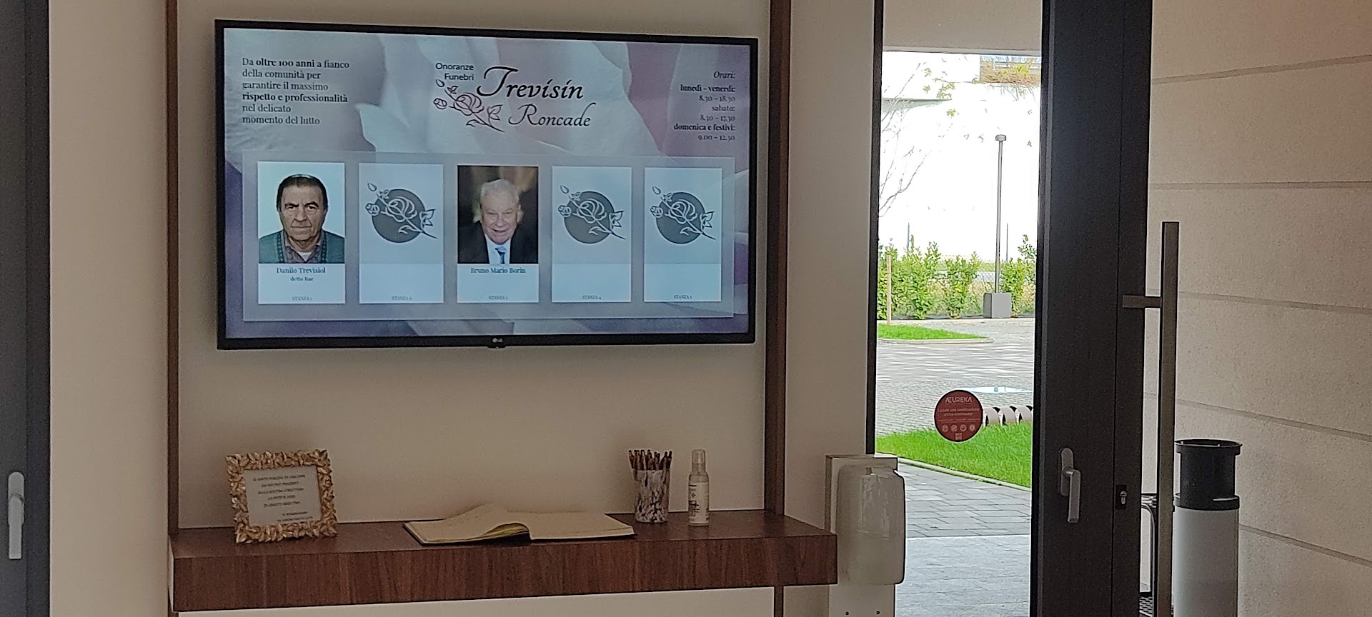 Monitor vetrina con annunci e orari